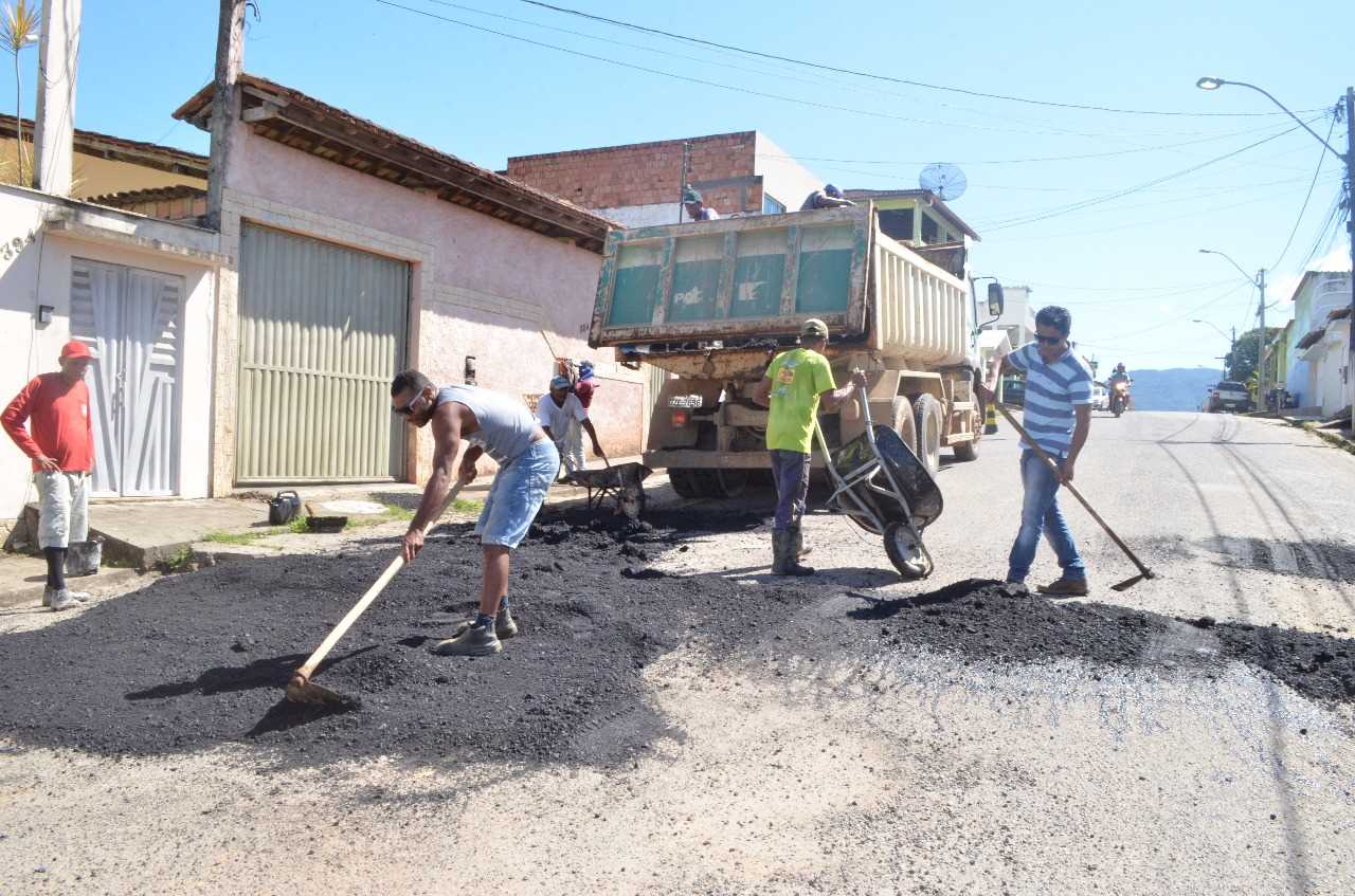 Mais ruas de Camacã recebem asfalto na operação tapa buracos